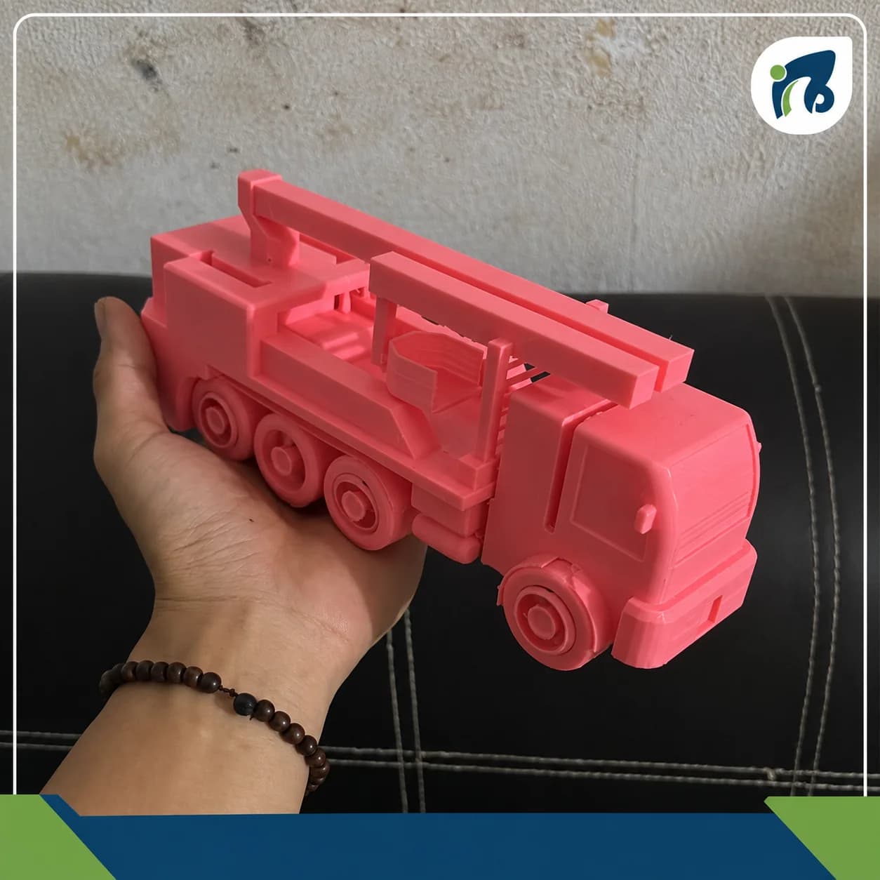 Miniatur truk hasil cetak 3D berwarna merah muda